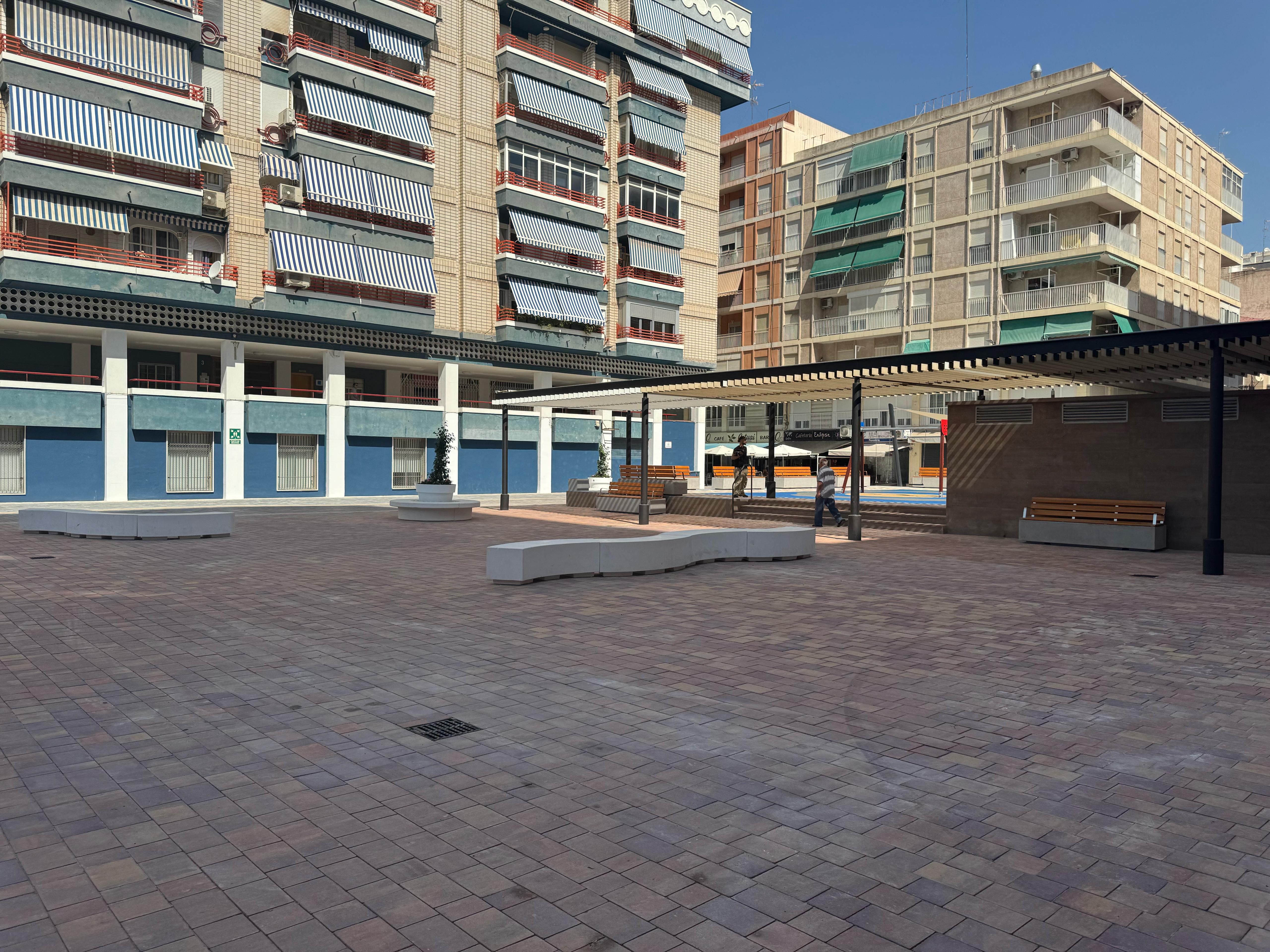 Terminan las obras en la plaza de ‘los pisos azules’ de Elche Terminan las obras en la plaza de ‘los pisos azules’ de Elche