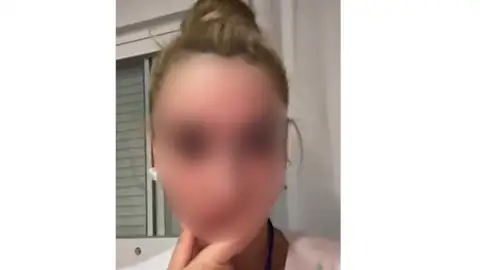 Despedida una trabajadora de una residencia tras viralizarse un vídeo burlándose de una anciana en Guadalajara Despedida una trabajadora de una residencia tras viralizarse un vídeo burlándose de una anciana en Guadalajara