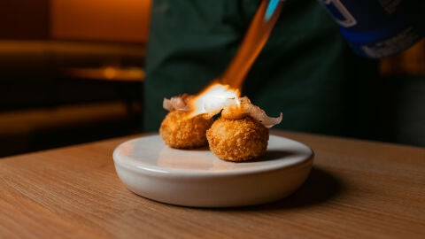  Croqueta carbonara con guanciale crujiente y yema curada. 