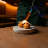  Croqueta carbonara con guanciale crujiente y yema curada. 