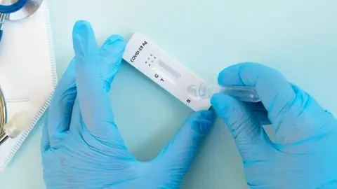 El Covid se abona al verano: se duplica la venta de test de autodiagnóstico El Covid se abona al verano: se duplica la venta de test de autodiagnóstico