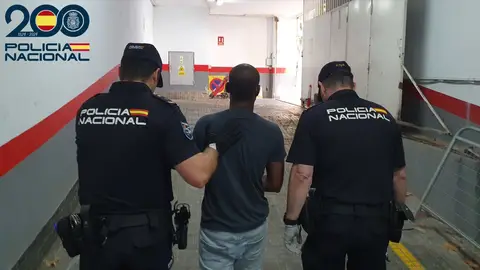 El detenido junto con agentes de la Policía El detenido junto con agentes de la Policía