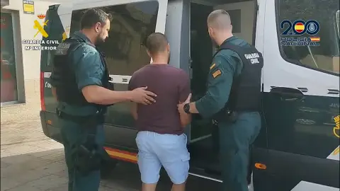 La Guardia Civil y la Policía Nacional han desarticulado una organización dedicada a captar mujeres para explotarlas sexualmente en un piso de Gandia (Valencia), donde eran obligadas a trabajar "las 24 horas todos los días de la semana, sin descansos, y a consumir droga con los clientes si estos lo pedían". La Guardia Civil y la Policía Nacional han desarticulado una organización dedicada a captar mujeres para explotarlas sexualmente en un piso de Gandia (Valencia), donde eran obligadas a trabajar "las 24 horas todos los días de la semana, sin descansos, y a consumir droga con los clientes si estos lo pedían".