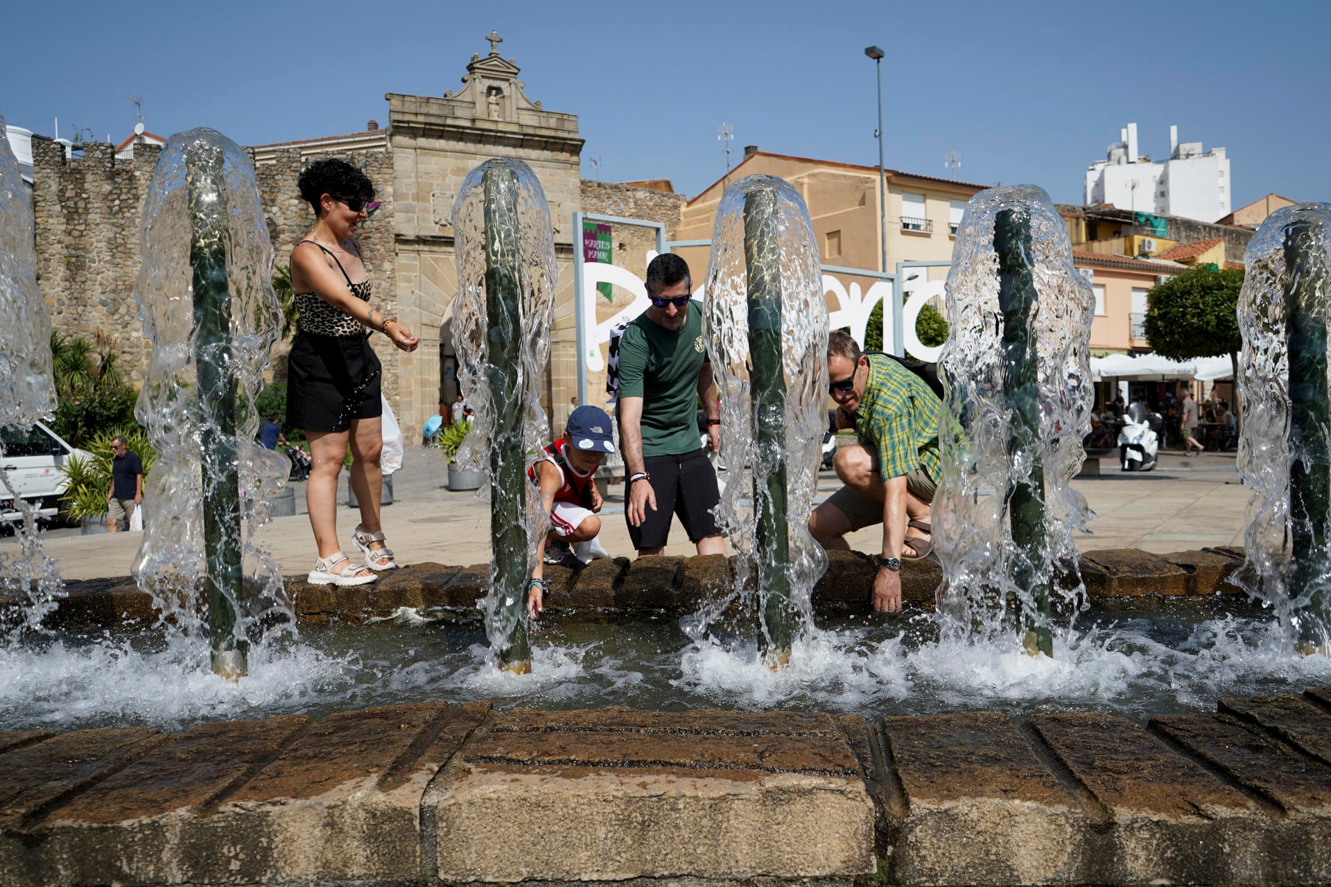 La ola de calor se queda en España más de lo previsto: la AEMET amplía el aviso especial hasta esta fecha La ola de calor se queda en España más de lo previsto: la AEMET amplía el aviso especial hasta esta fecha