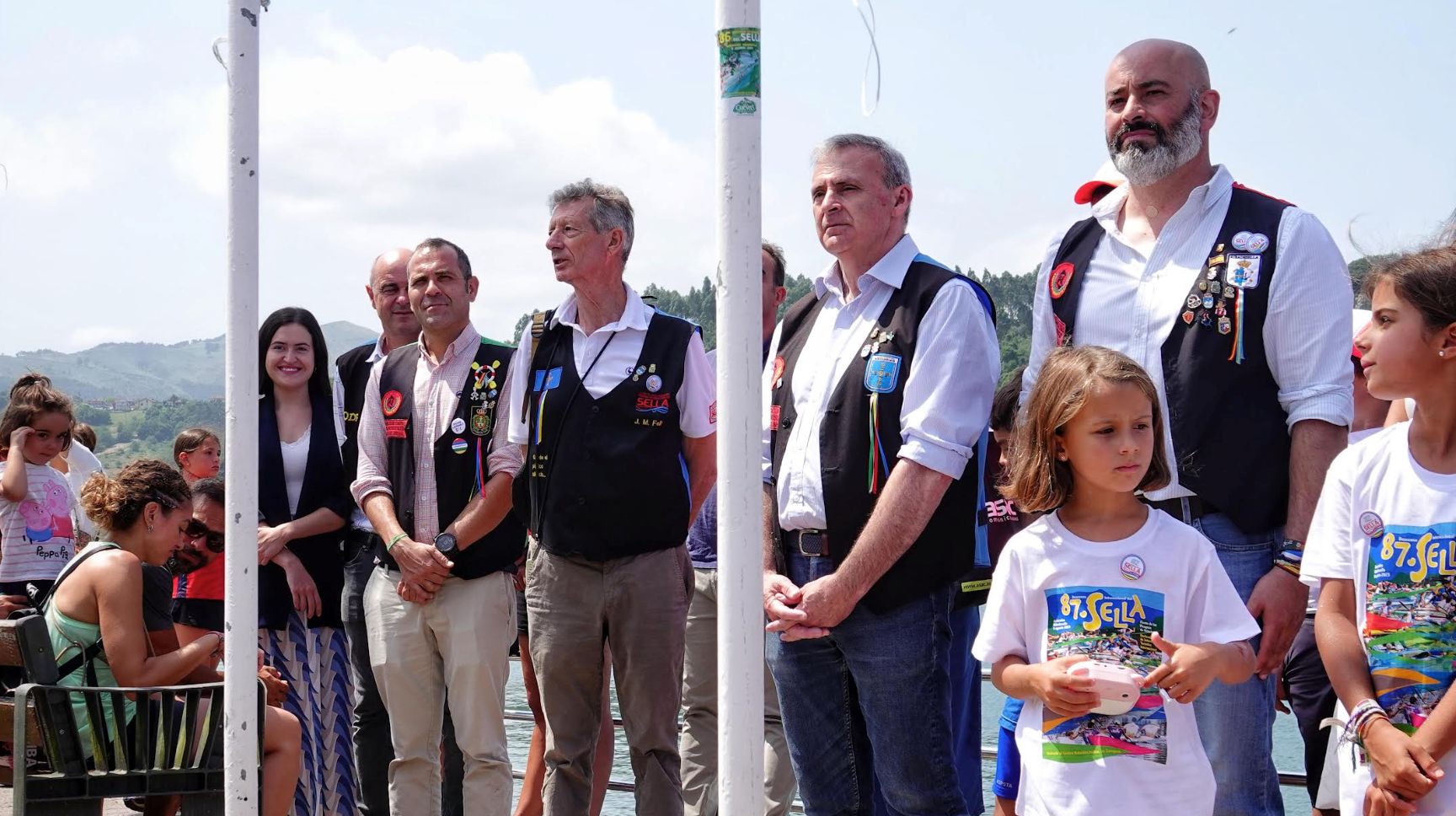 Con el izado de banderas arranca la 87 edición del Descenso Internacional del Sella Con el izado de banderas arranca la 87 edición del Descenso Internacional del Sella
