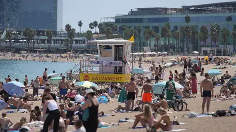 Reservar sitio a las cinco de la mañana: así se vive la "batalla por la primera línea" en la playa en España Reservar sitio a las cinco de la mañana: así se vive la "batalla por la primera línea" en la playa en España