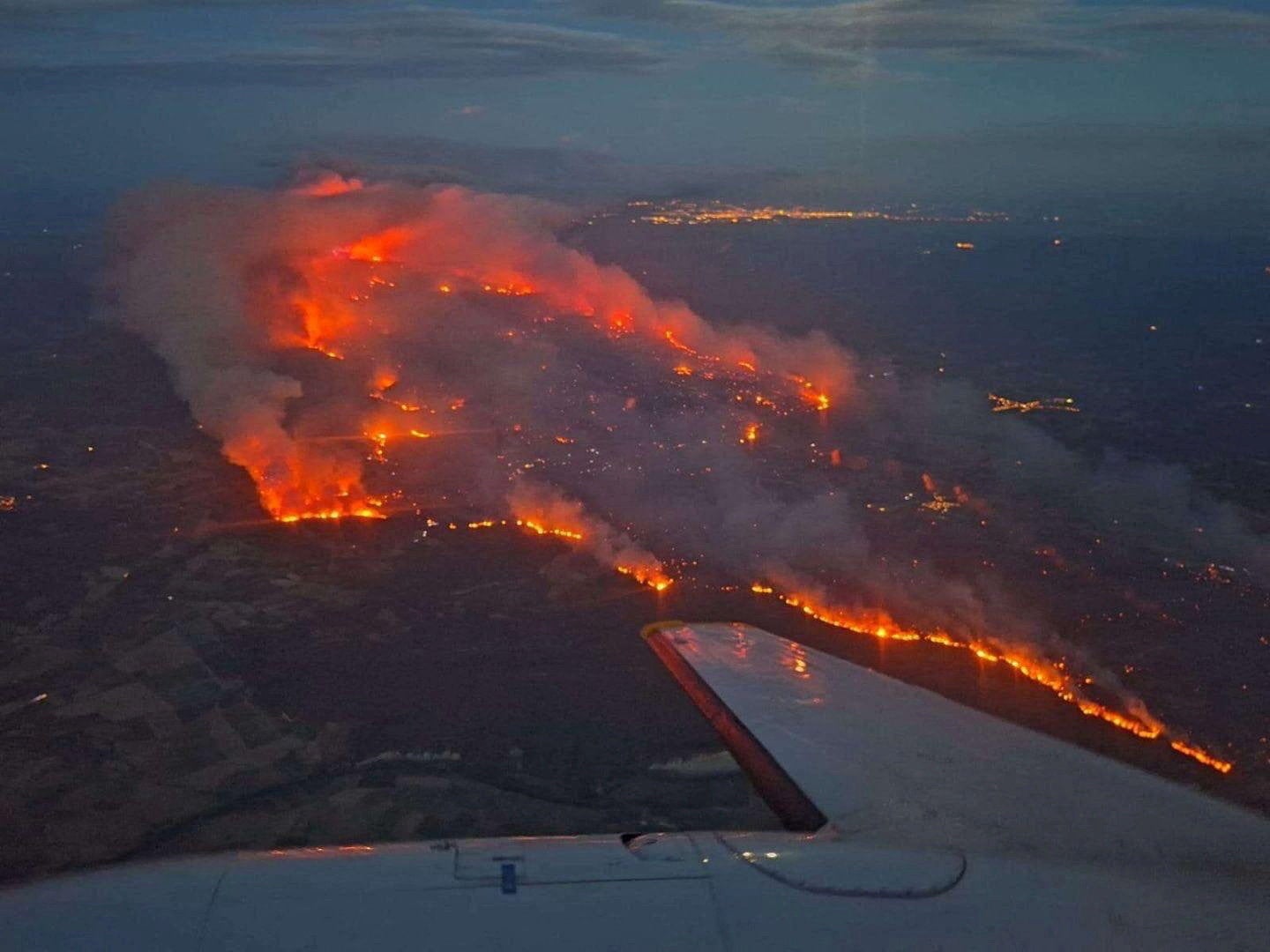 Las duras imágenes del incendio en Francia que avanza descontrolado: al menos un muerto y 16.000 hectáreas quemadas Las duras imágenes del incendio en Francia que avanza descontrolado: al menos un muerto y 16.000 hectáreas quemadas