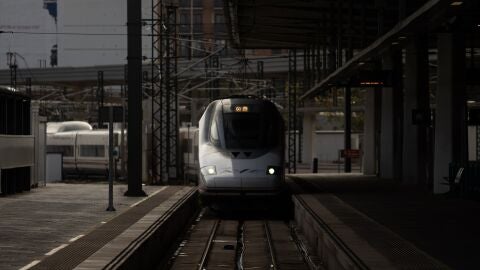 Los trenes que unen Madrid y Levante sufren hasta una hora de retraso por una incidencia en la se&ntilde;alizaci&oacute;n