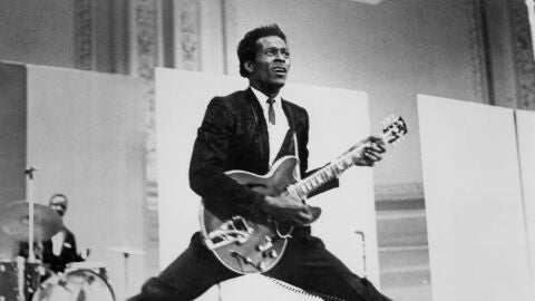 El m&uacute;sico de rock and roll Chuck Berry hace un split mientras toca su guitarra el&eacute;ctrica Gibson de cuerpo hueco hacia 1968.