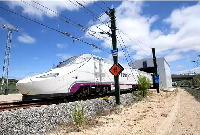 El tren de Madrid a Almería deja tiradas a 186 personas durante tres horas en la provincia de Granada El tren de Madrid a Almería deja tiradas a 186 personas durante tres horas en la provincia de Granada