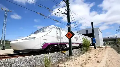 El tren de Madrid a Almería deja tiradas a 186 personas durante tres horas en la provincia de Granada El tren de Madrid a Almería deja tiradas a 186 personas durante tres horas en la provincia de Granada