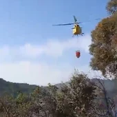 Efectivos trabajando en el paraje Las Lapas, en Constantina. - INFOCA Efectivos trabajando en el paraje Las Lapas, en Constantina. - INFOCA
