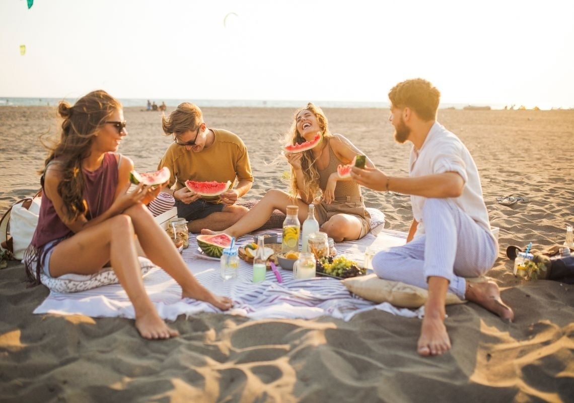 ¿Te gusta comer en la playa? Tony Pérez te cuenta qué alimentos son los más adecuados para un día de verano frente al mar ¿Te gusta comer en la playa? Tony Pérez te cuenta qué alimentos son los más adecuados para un día de verano frente al mar