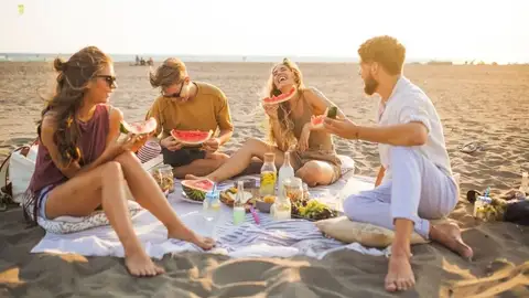 ¿Te gusta comer en la playa? Tony Pérez te cuenta qué alimentos son los más adecuados para llevar a la playa ¿Te gusta comer en la playa? Tony Pérez te cuenta qué alimentos son los más adecuados para llevar a la playa
