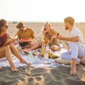 ¿Te gusta comer en la playa? Tony Pérez te cuenta qué alimentos son los más adecuados para llevar a la playa