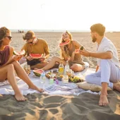 ¿Te gusta comer en la playa? Tony Pérez te cuenta qué alimentos son los más adecuados para llevar a la playa ¿Te gusta comer en la playa? Tony Pérez te cuenta qué alimentos son los más adecuados para llevar a la playa
