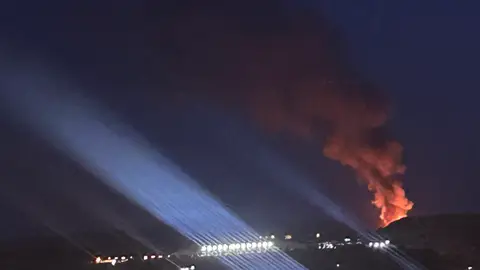 Las llamas del incendio se podían divisar desde varios kilómetros Las llamas del incendio se podían divisar desde varios kilómetros