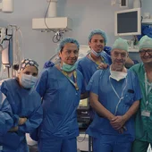 El cirujano Javier Moya junto a otros profesionales de la intervención El cirujano Javier Moya junto a otros profesionales de la intervención