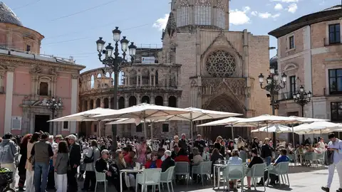 Numerosas personas disfrutan del sol y las altas temperaturas este sábado en València. Numerosas personas disfrutan del sol y las altas temperaturas este sábado en València.