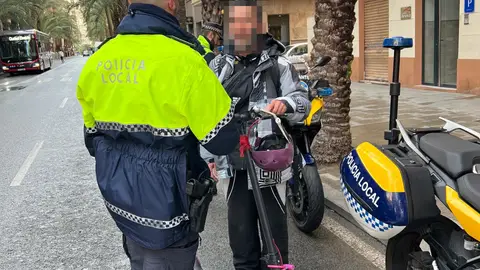 Policía Local hablando con una persona en patinete Policía Local hablando con una persona en patinete