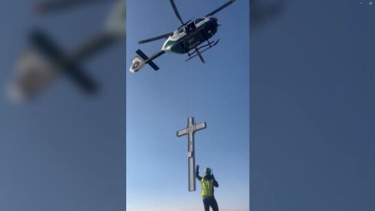 La cruz del Aneto vuelve en helic&oacute;ptero al pico m&aacute;s alto del Pirineo tras ser restaurada