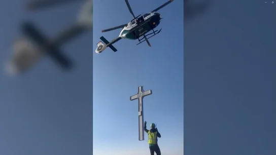 La cruz del Aneto vuelve en helicóptero al pico más alto del Pirineo tras ser restaurada La cruz del Aneto vuelve en helicóptero al pico más alto del Pirineo tras ser restaurada