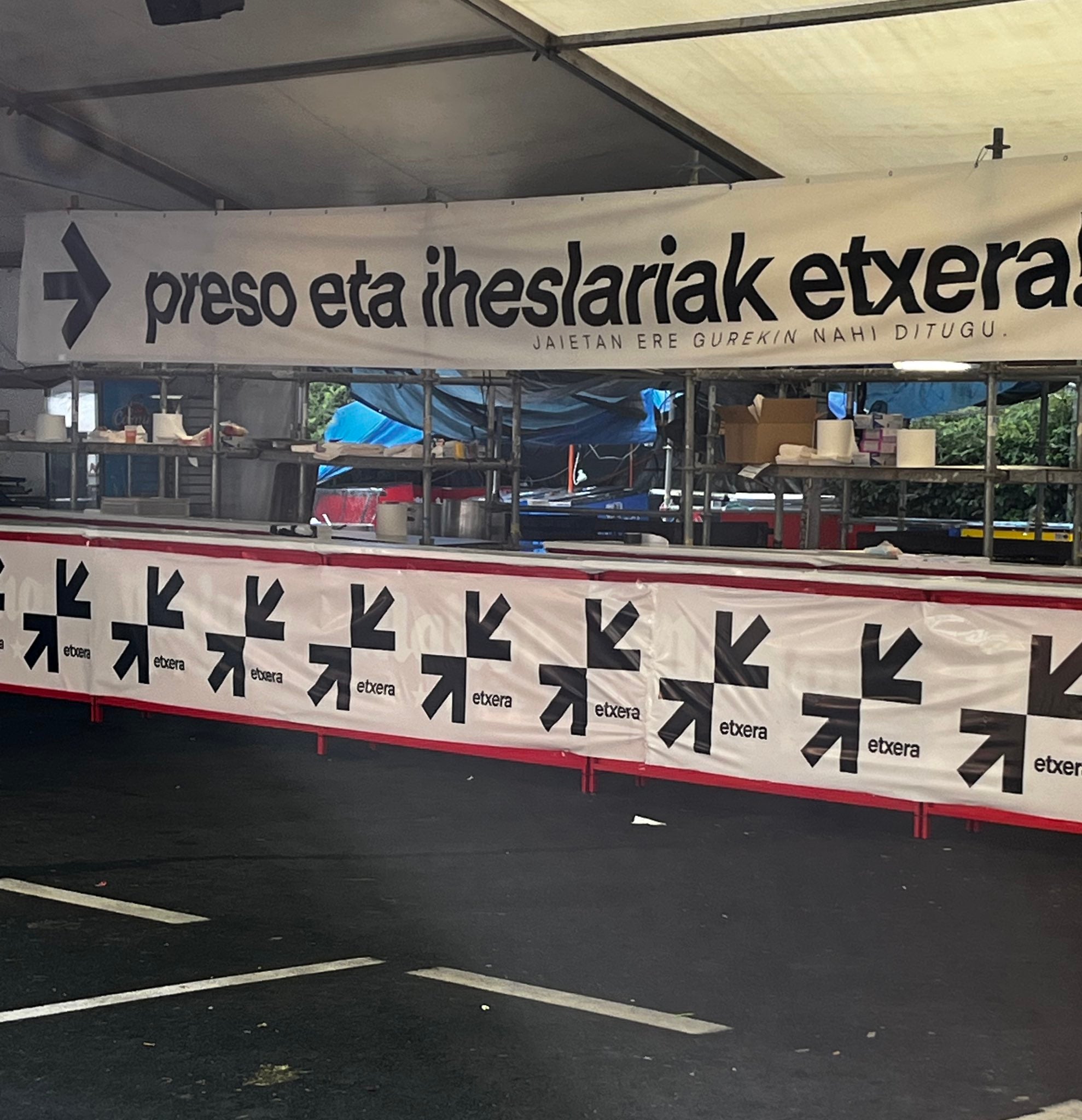 El Ayuntamiento de Vitoria retira diariamente carteles por los presos de ETA en fiestas El Ayuntamiento de Vitoria retira diariamente carteles por los presos de ETA en fiestas