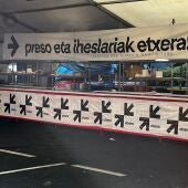 l Ayuntamiento de Vitoria retira diariamente carteles por los presos de ETA en fiestas