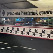 l Ayuntamiento de Vitoria retira diariamente carteles por los presos de ETA en fiestas l Ayuntamiento de Vitoria retira diariamente carteles por los presos de ETA en fiestas