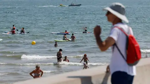 Bañistas en la playa de las Arenas en Valencia. Bañistas en la playa de las Arenas en Valencia.