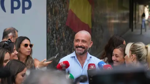 El PP se intenta demarcar de Vox tras el "lío" de Jumilla: "Nunca vamos a señalar a nadie por lo que crea o por lo que rece" El PP se intenta demarcar de Vox tras el "lío" de Jumilla: "Nunca vamos a señalar a nadie por lo que crea o por lo que rece"