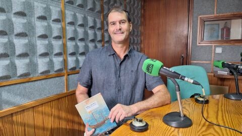 Antoni Ferrer Abárzuza con uno de sus libros publicados en Onda Cero 