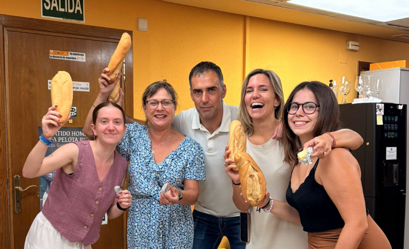 Los bollos y el queso lanzados ayer en Quel llegan a la redacción de Onda Cero La Rioja Los bollos y el queso lanzados ayer en Quel llegan a la redacción de Onda Cero La Rioja