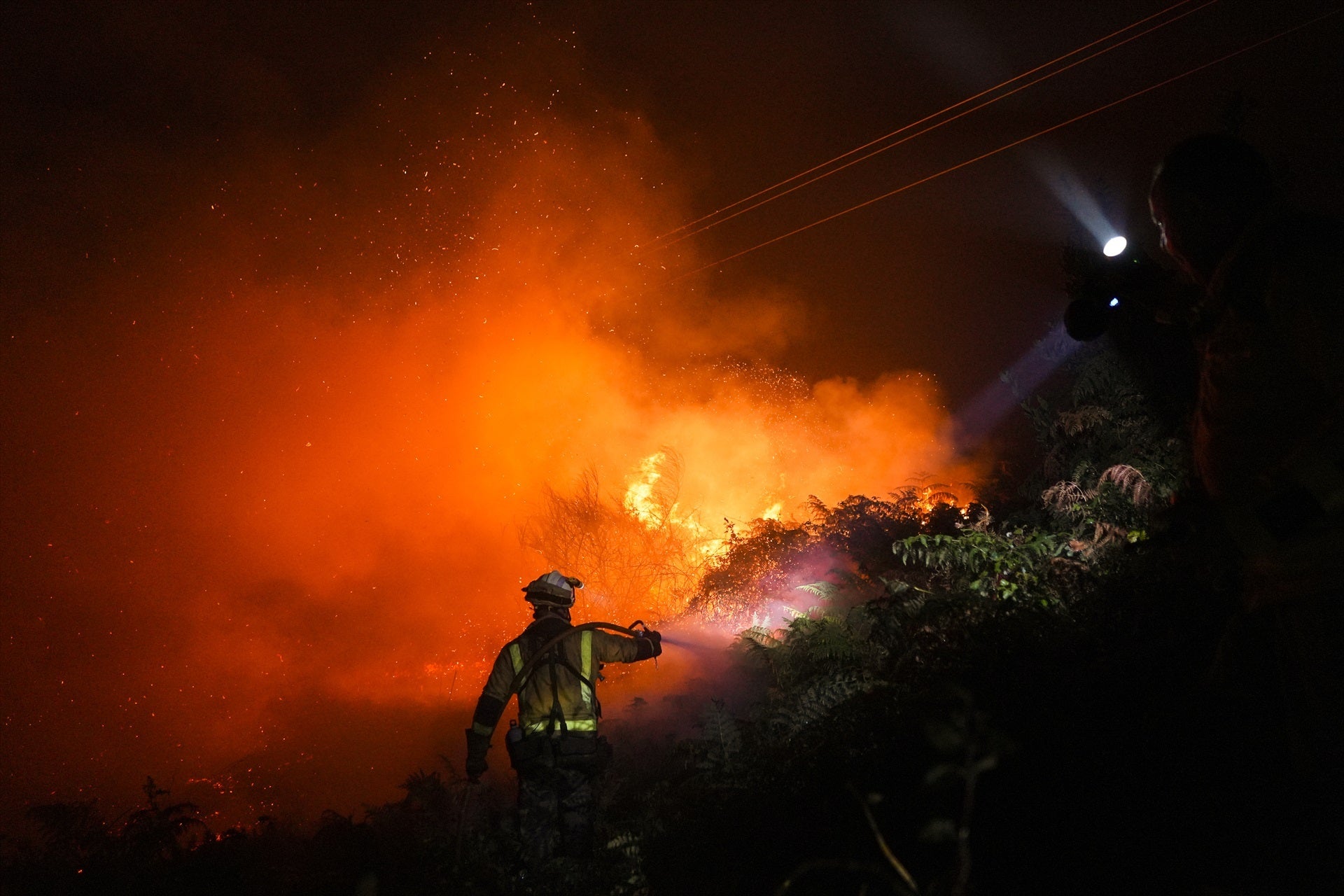 Vuelve la calma a Galicia con el fuego: siete incendios controlados y dos extintos Vuelve la calma a Galicia con el fuego: siete incendios controlados y dos extintos