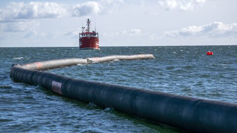 Una barrera oce&aacute;nica de alta resistencia y una embarcaci&oacute;n de respuesta en el puerto de Aberdeen durante un ejercicio nacional de entrenamiento contra la contaminaci&oacute;n