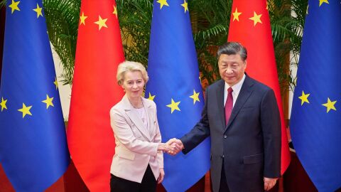 La presidenta de la Comisión Europea, Ursula von der Leyen, y el presidente chino, Xi Jinping, en la pasada cumbre UE-China celebrada en 2023. La presidenta de la Comisión Europea, Ursula von der Leyen, y el presidente chino, Xi Jinping, en la pasada cumbre UE-China celebrada en 2023.