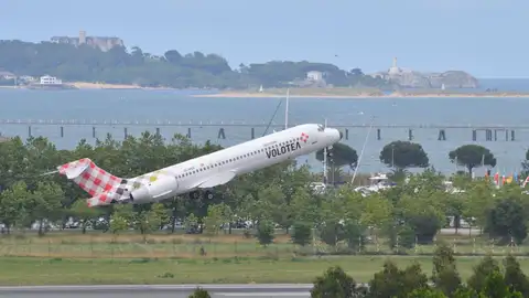Avión de Volotea saliendo del aeropuerto Seve Ballesteros Avión de Volotea saliendo del aeropuerto Seve Ballesteros