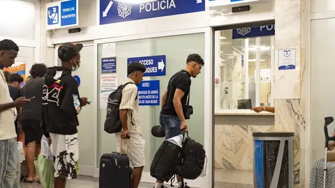 35 migrantes salen de Ceuta para llegar a la península 35 migrantes salen de Ceuta para llegar a la península