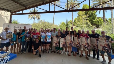 Alcalde, autoridades y entes festeros en la comida del arroz con costra