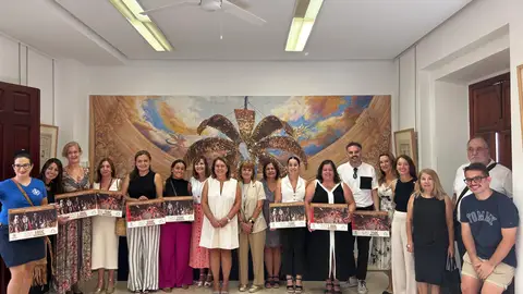 Tijeras Verdes Costura y Farmacia de Las Bayas ganan el concurso de escaparates Fiestas de Elche Tijeras Verdes Costura y Farmacia de Las Bayas ganan el concurso de escaparates Fiestas de Elche
