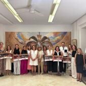 Tijeras Verdes Costura y Farmacia de Las Bayas ganan el concurso de escaparates Fiestas de Elche