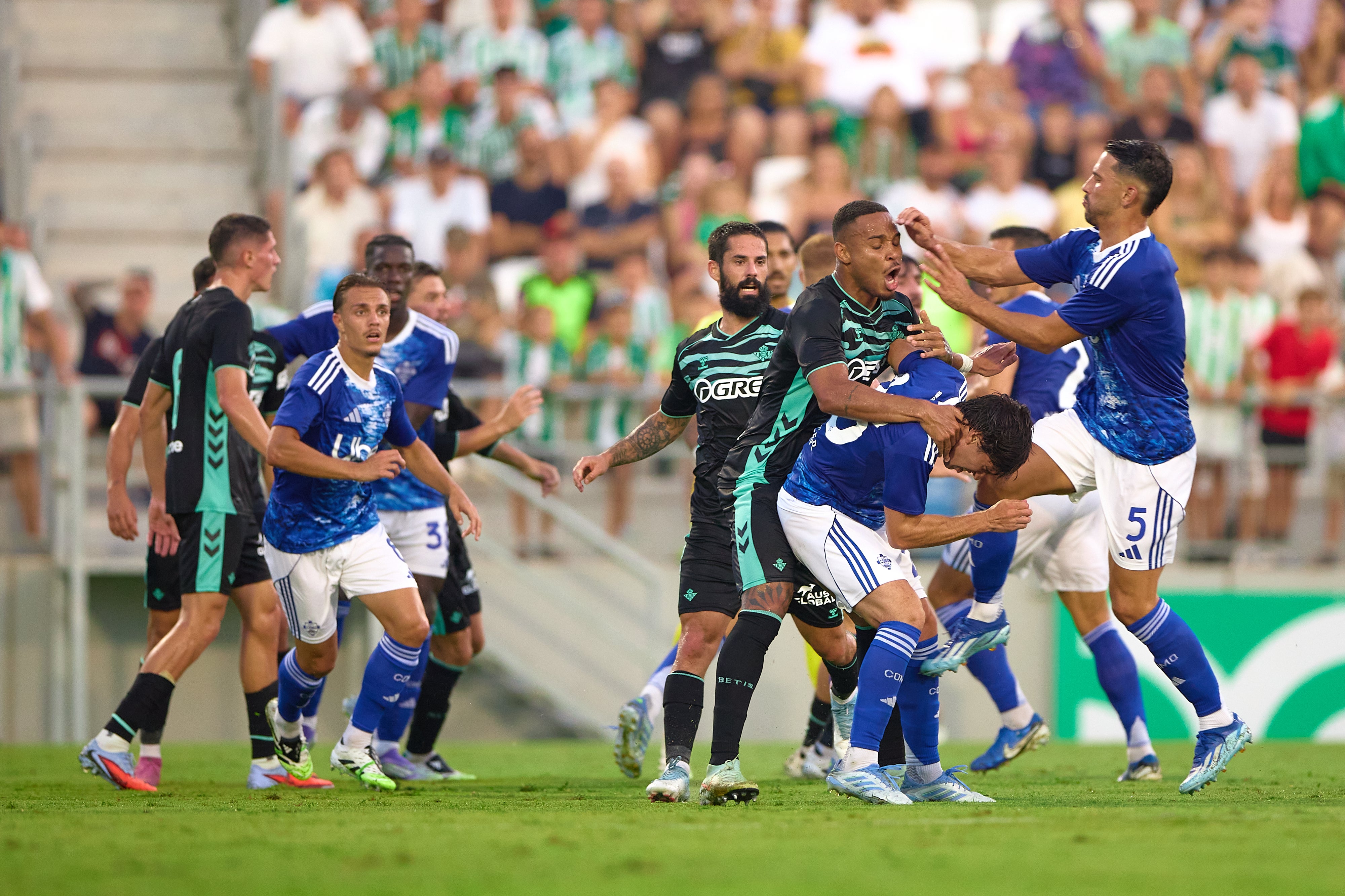 El Betis cae ante el Como en un duelo que acaba en tangana El Betis cae ante el Como en un duelo que acaba en tangana
