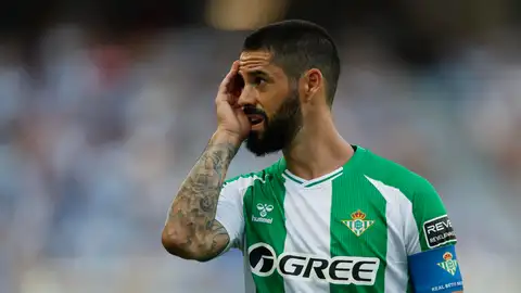 El centrocampista del Betis Isco Alarcón durante el partido del Torneo Costa del Sol que Málaga CF y Real Betis han disputado en el estadio de La Rosaleda. El centrocampista del Betis Isco Alarcón durante el partido del Torneo Costa del Sol que Málaga CF y Real Betis han disputado en el estadio de La Rosaleda.