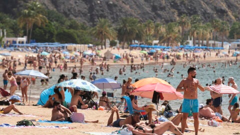 Imagen de archivo de la playa de Las Teresitas en Santa Cruz de Tenerife, Canarias, durante un mes de agosto