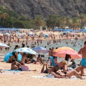 Imagen de archivo de la playa de Las Teresitas en Santa Cruz de Tenerife, Canarias, durante un mes de agosto