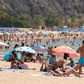 Imagen de archivo de la playa de Las Teresitas en Santa Cruz de Tenerife, Canarias, durante un mes de agosto Imagen de archivo de la playa de Las Teresitas en Santa Cruz de Tenerife, Canarias, durante un mes de agosto