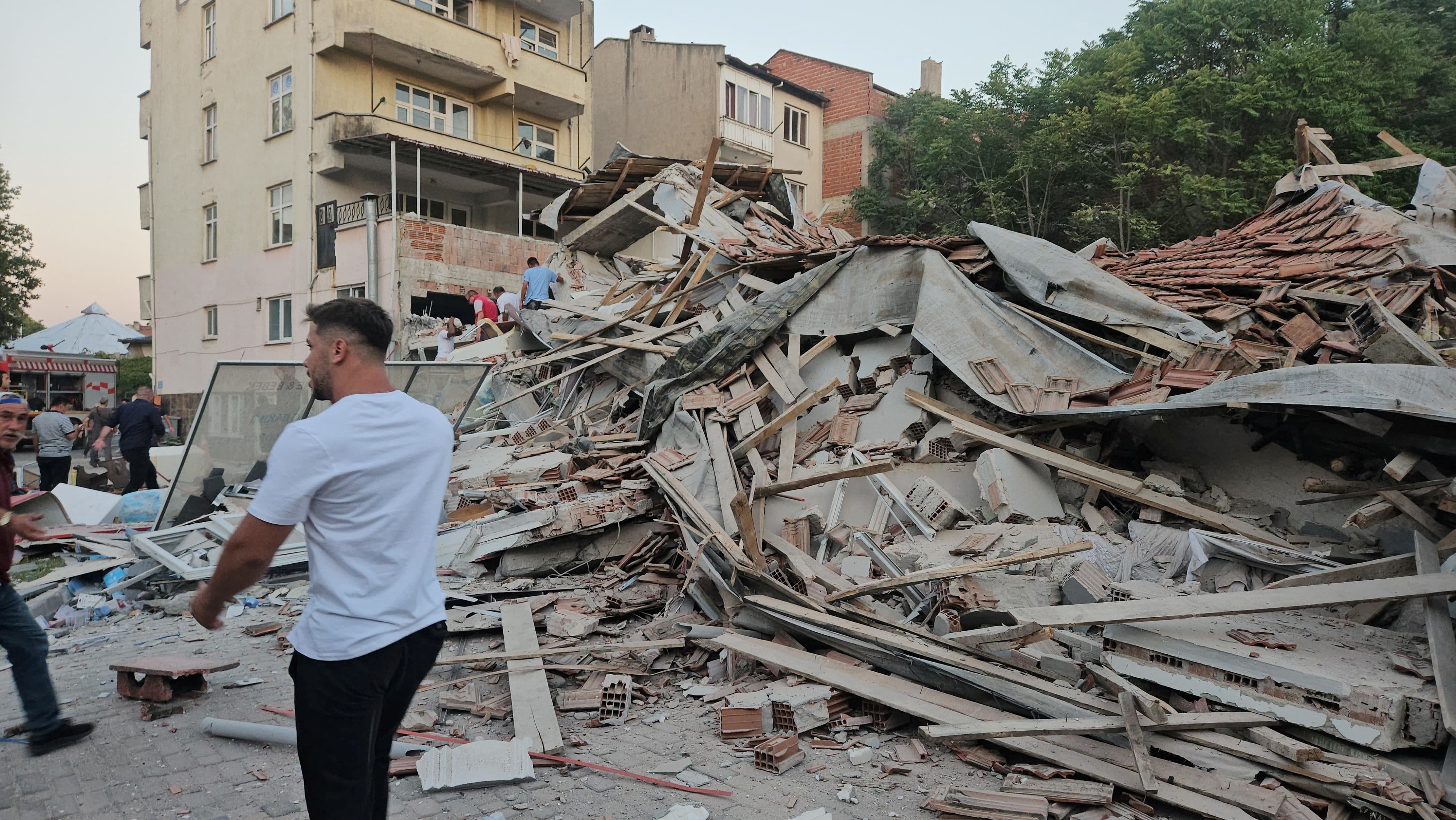 Al menos un muerto y varios heridos en un terremoto de magnitud 6,1 registrado en Turquía Al menos un muerto y varios heridos en un terremoto de magnitud 6,1 registrado en Turquía