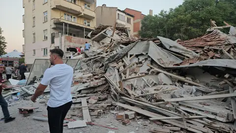 Personas buscan sobrevivientes en un edificio derrumbado tras un terremoto en Sindirgi, en la provincia occidental de Balikesir, Turquía Personas buscan sobrevivientes en un edificio derrumbado tras un terremoto en Sindirgi, en la provincia occidental de Balikesir, Turquía