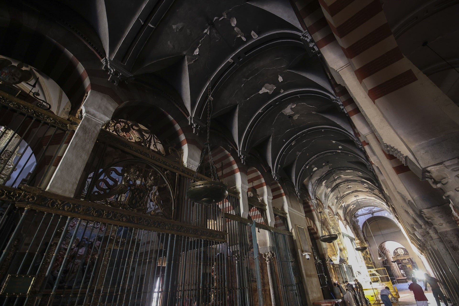 Incendio, colapso, reapertura y nuevo sistema contra incendios: el frenético fin de semana de la Mezquita-Catedral de Córdoba Incendio, colapso, reapertura y nuevo sistema contra incendios: el frenético fin de semana de la Mezquita-Catedral de Córdoba