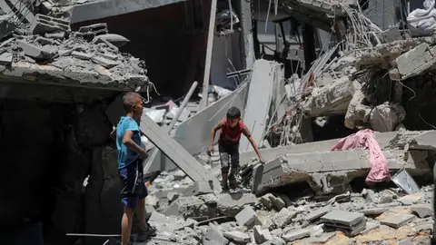 Niños palestinos entre los escombros Niños palestinos entre los escombros
